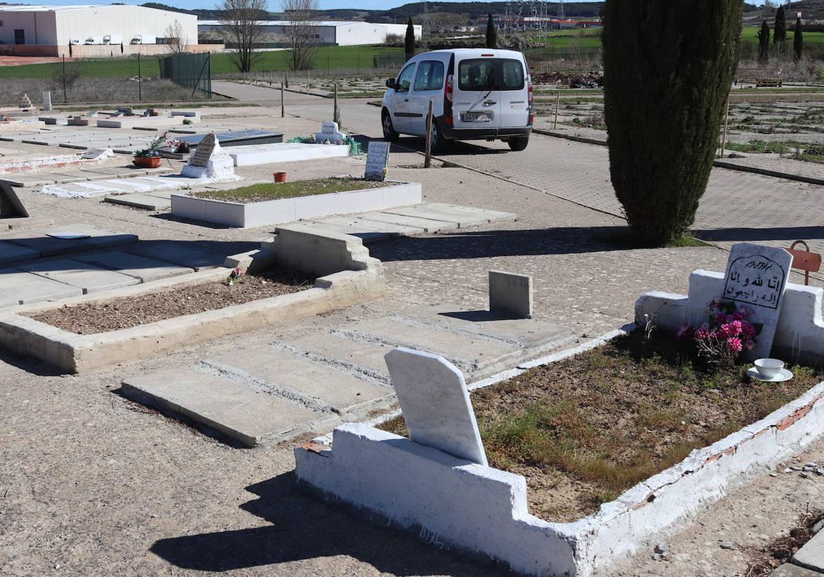 Sepulturas orientadas hacia La Meca en el espacio de entierro musulmán del cementerio de Burgos