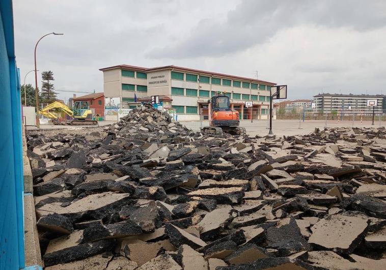 Ya han comenzado las obras de naturalización del CEIP Príncipe de España.