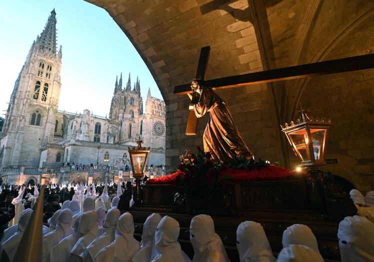 Jesús con la Cruz a cuestas hizo entrada en la plaza por el Arco de Santa María.