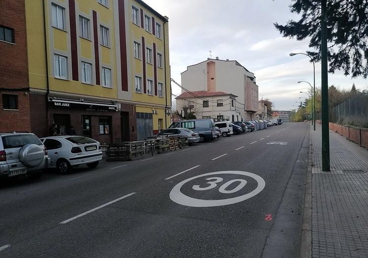 Imagen principal - Señalizan la ciclocalle de Francisco Salinas, entre el Arco de San Martín y Fuentecillas