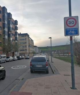 Imagen secundaria 2 - Señalizan la ciclocalle de Francisco Salinas, entre el Arco de San Martín y Fuentecillas