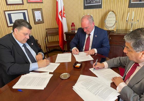 Los representantes de los consulados de Francia, Polonia y Perú en la firmar del acta fundacional.