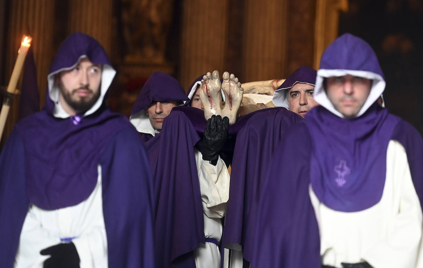 La hermandades de Burgos lloran al Cristo Yacente en el Santo Entierro