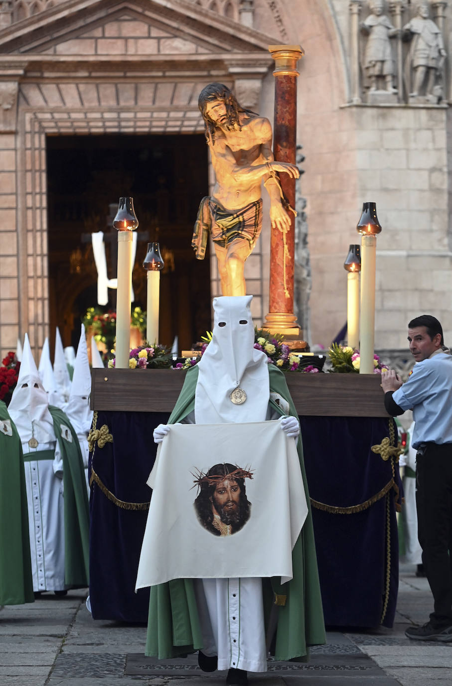 La hermandades de Burgos lloran al Cristo Yacente en el Santo Entierro