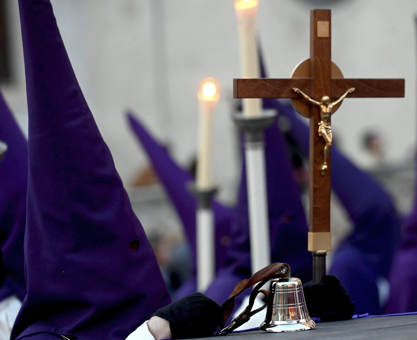 La hermandades de Burgos lloran al Cristo Yacente en el Santo Entierro