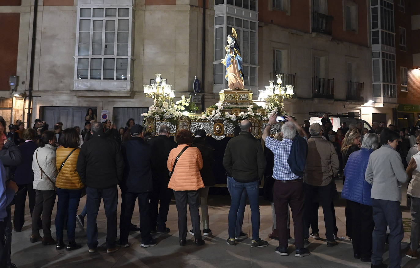 La hermandades de Burgos lloran al Cristo Yacente en el Santo Entierro