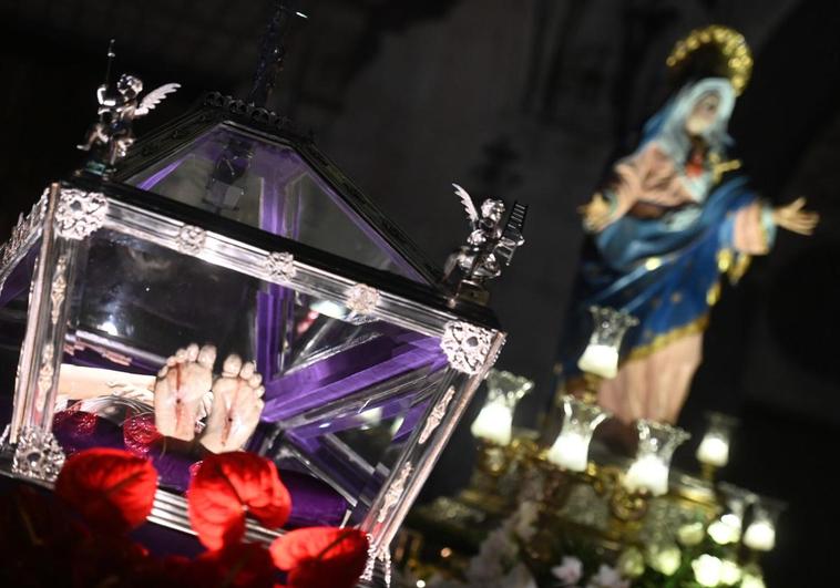 Todos los pasos de Burgos procesionaron ante el Cristo Yacente.