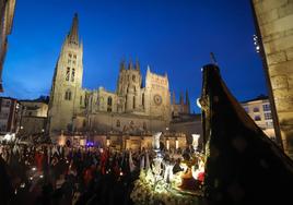 La Soledad procesionó acompañada de cientos de personas.