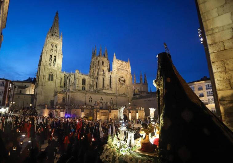 La Soledad procesionó acompañada de cientos de personas.