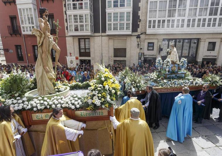 Cristo Resucitado y la Virgen de la Alegría se han encontrado en la Plaza de Santa María.