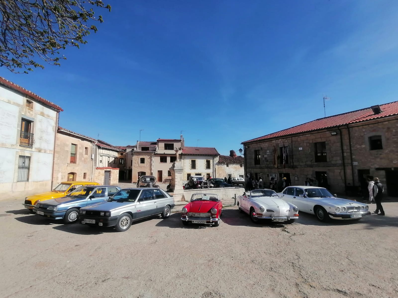 El Club Burgalés de Vehículos Históricos visita Quintanilla del Coco