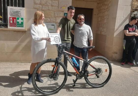 El joven Álvar ha recuperado, en parte, la bicicleta de su padre que el fuego de Arlanza calcinó el pasado julio.