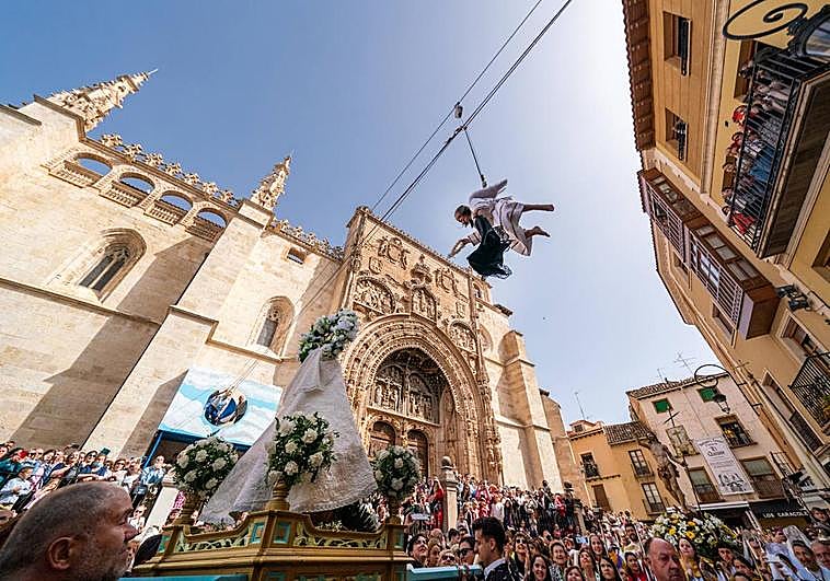 Momento en el que Valentina le quita el velo a la Virgen.