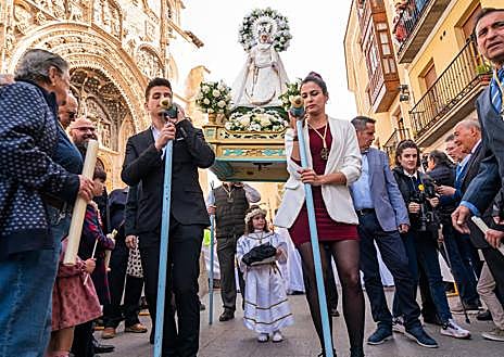 Imagen secundaria 1 - La pequeña Valentina vuela alto en la Bajada del Ángel de Aranda