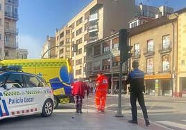 La mujer, que presentaba un golpe leve, ha sido llevada al hospital.