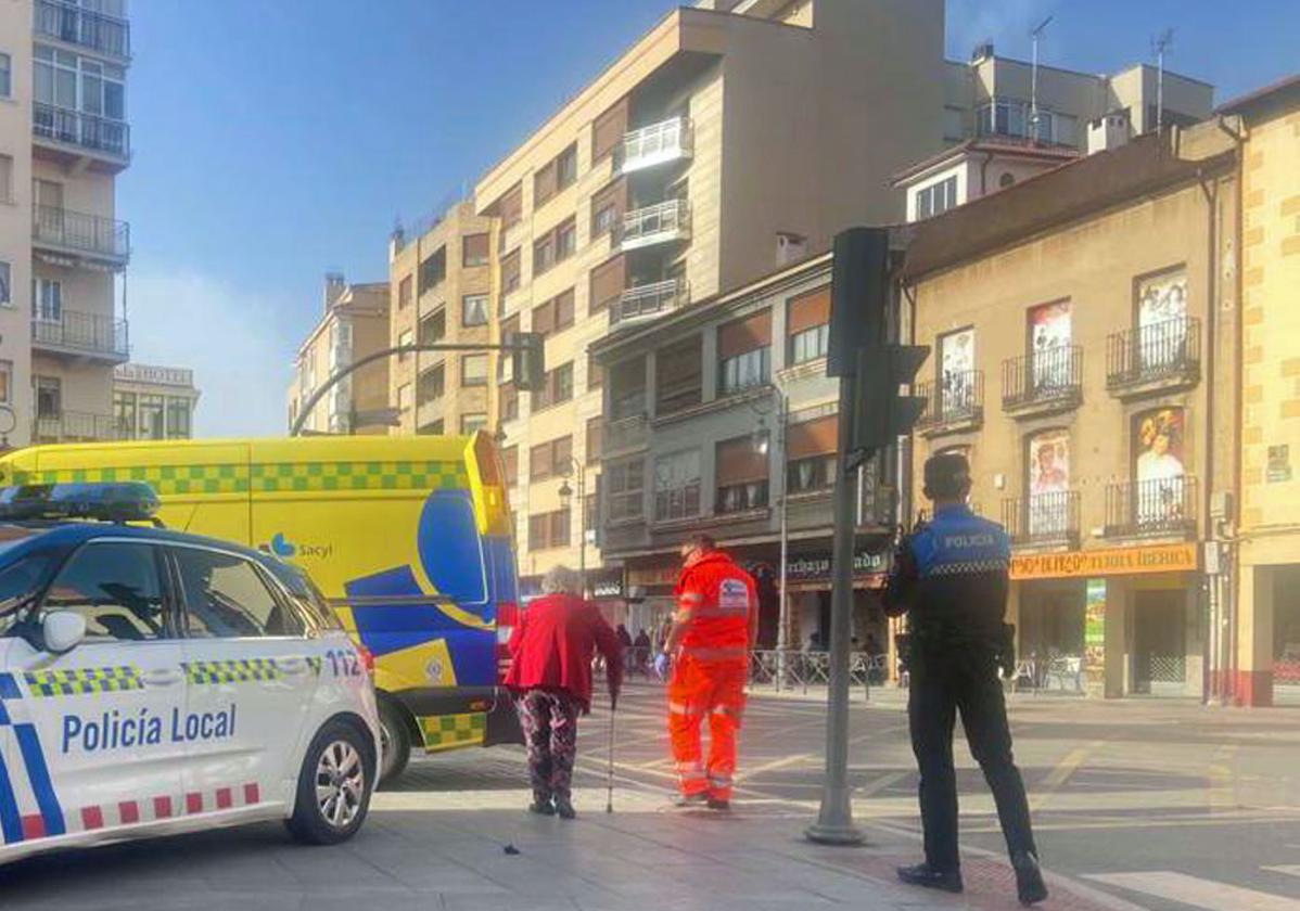 La mujer, que presentaba un golpe leve, ha sido llevada al hospital.