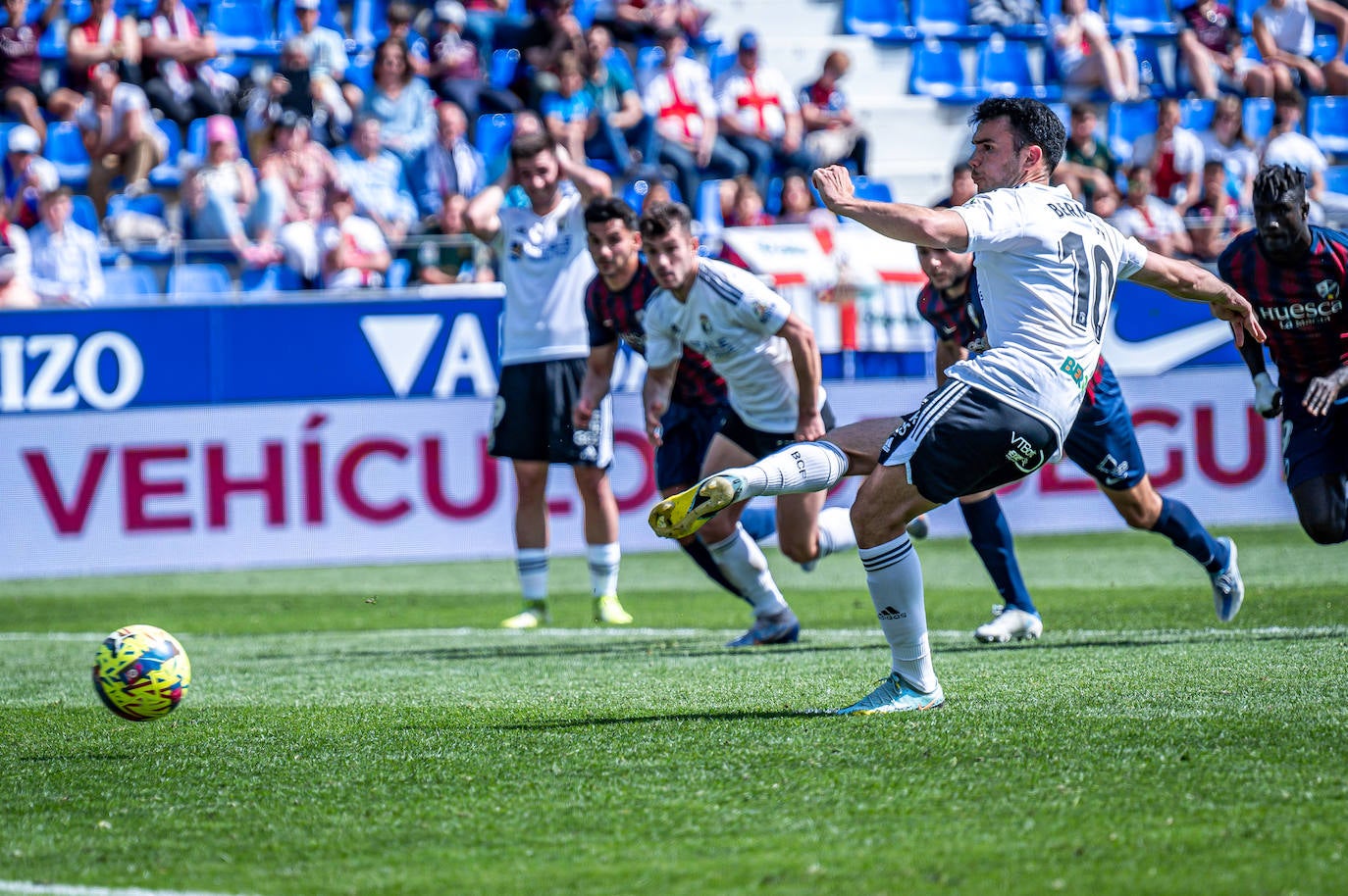 Bermejo lanza el penalti que no entró.