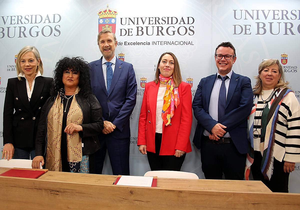Firma del convenio de la UBU con la Asociación de Mujeres en el Sector Público.