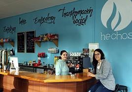 Alba y Kenia, las dos personas contratadas por la 'Asociación Hechos' para llevar la cafetería de Educacion.