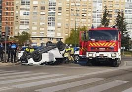 El turismo que quedado volcado sobre la calzada.