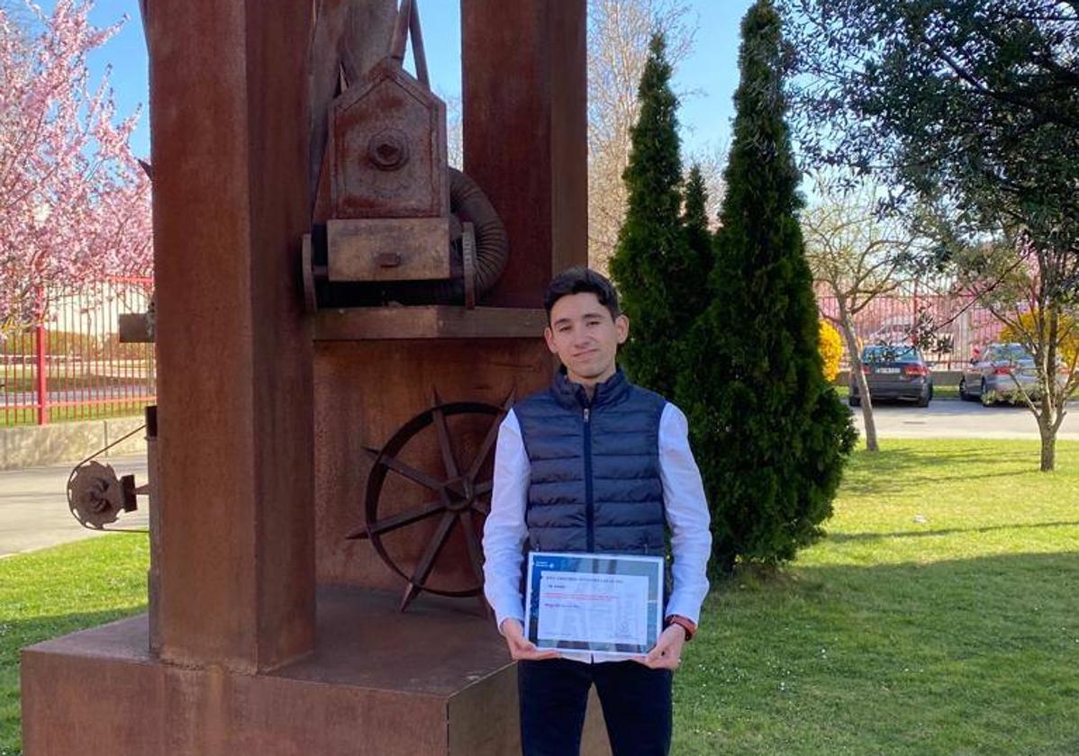 El alumno burgalés, Diego Guinea del Pico, con el primer premio de la Fundación Ibercaja.