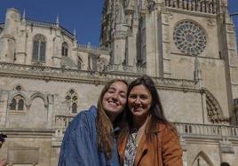 Mónica y Mercedes en el lugar donde salvaron la vida de la mujer.