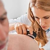 Anuncian una vacuna de Moderna basada en ARN mensajero contra el cáncer de piel