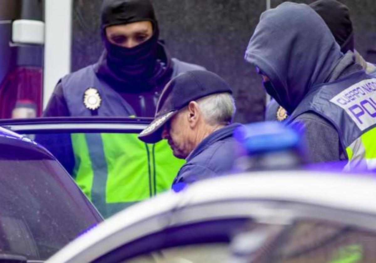 Momento en que la Policía Nacional detuvo a Pompeto en su domicilio de Miranda.