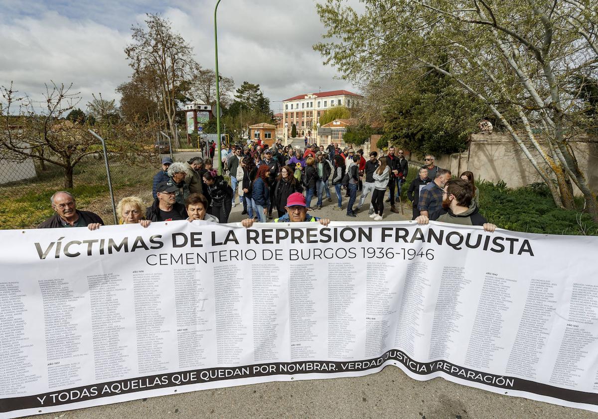 Marcha reivindicativa desde la cárcel de Burgos hasta el cementerio.