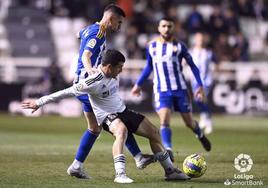 Matos aguanta el balón ante la presión de Dani Ojeda, autor del tanto de la Ponferradina