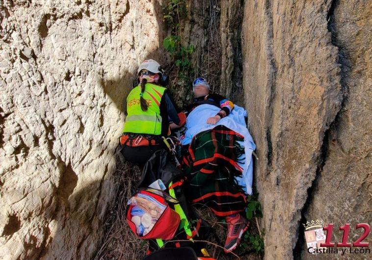 Rescate del ciclista accidentado y atrapado en un oquedad en la senda de las salinas de Poza de la Sal