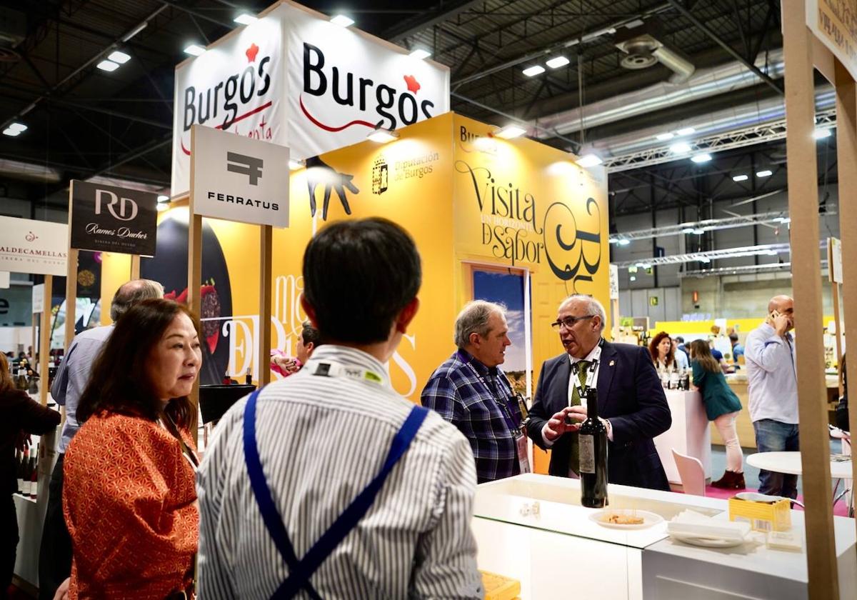 Expositor de Burgos Alimenta durante la primera jornada de Salón Gourmets.