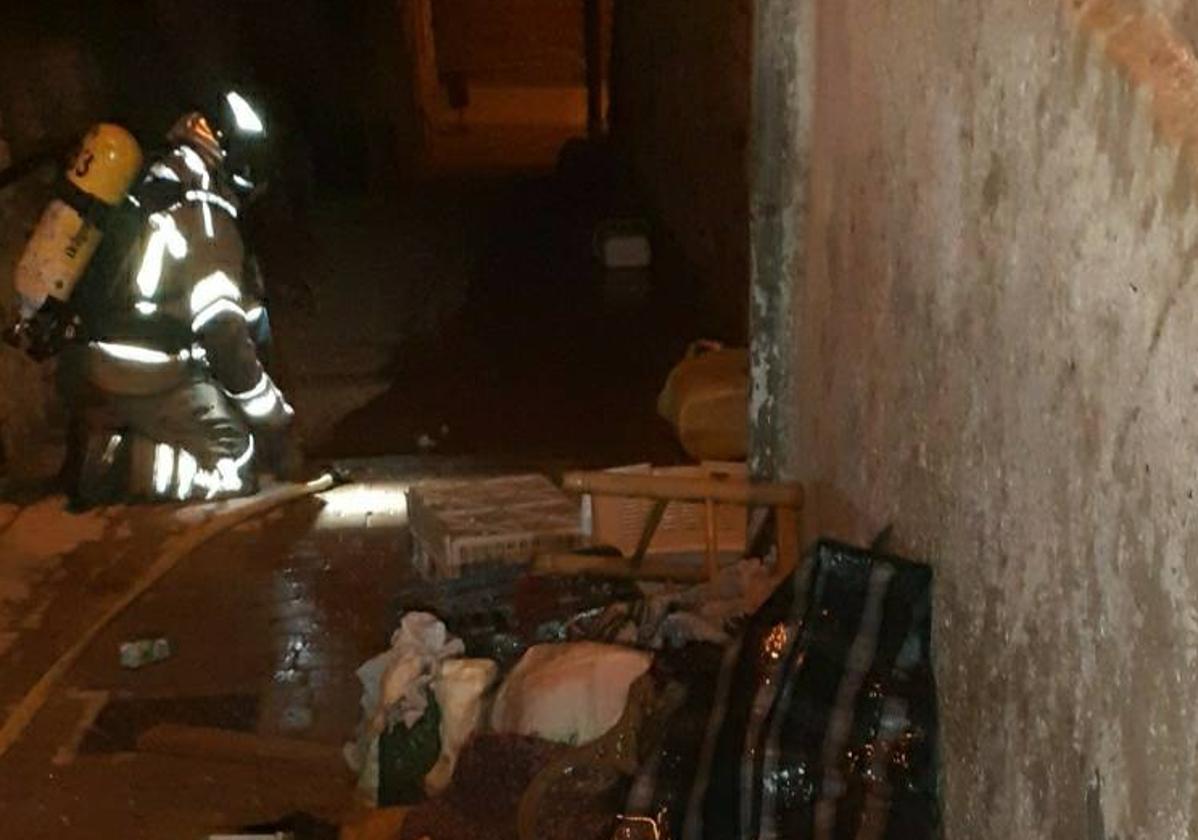 Los bomberos de Burgos durante su intervención en el incendio de Cardeñadijo.