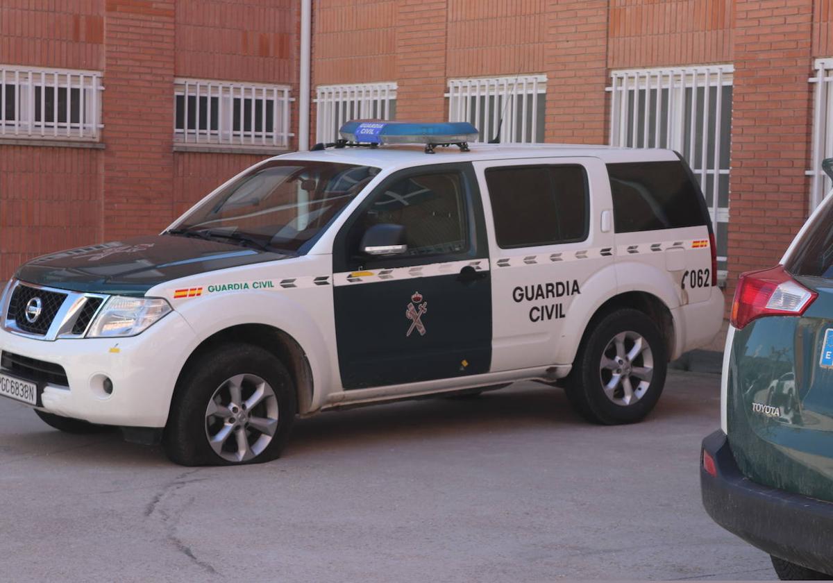 Los coches de la Guardia Civil presentan cinco impactos de bala