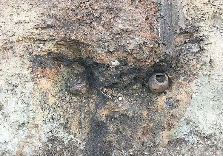 Imagen principal - Las cerámicas aparecieron durante la obra de una calle en Lodoso. 