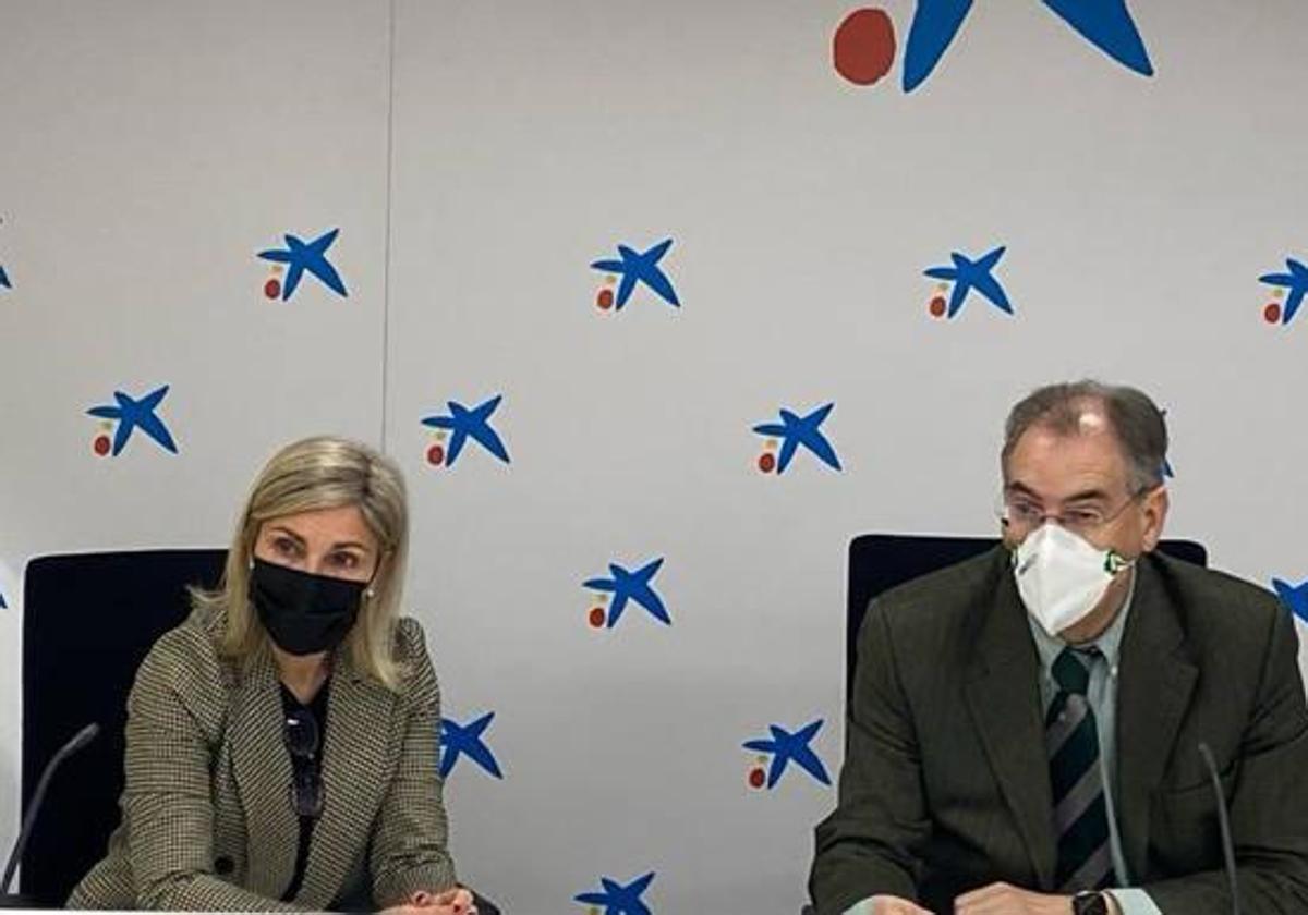 Belén Martín (Caixabank) y Miguel Ángel Benavente (FAE), en la presentación del programa 'Embajadores', en marzo de 2022.