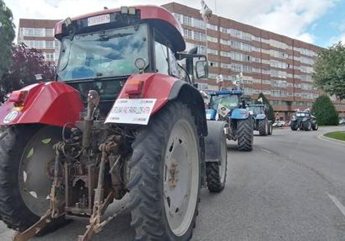 Tractor por las calles de Burgos durante una manifestación de agricultores y ganaderos.