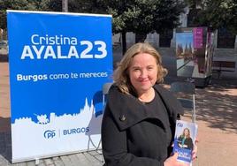 Cristina Ayala, candidata del PP a la Alcaldía de Burgos, delante de un cartel electoralista.