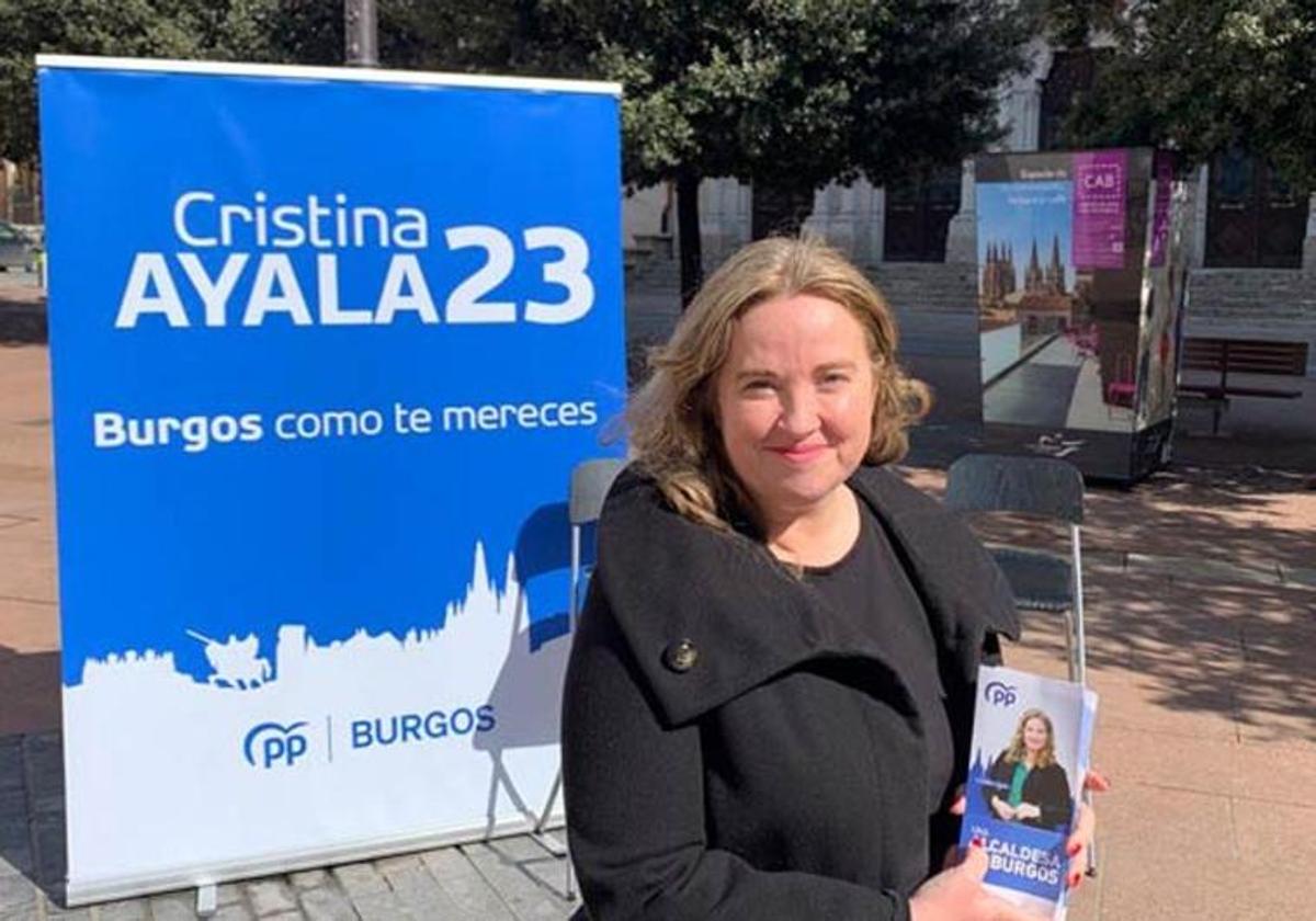 Cristina Ayala, candidata del PP a la Alcaldía de Burgos, delante de un cartel electoralista.