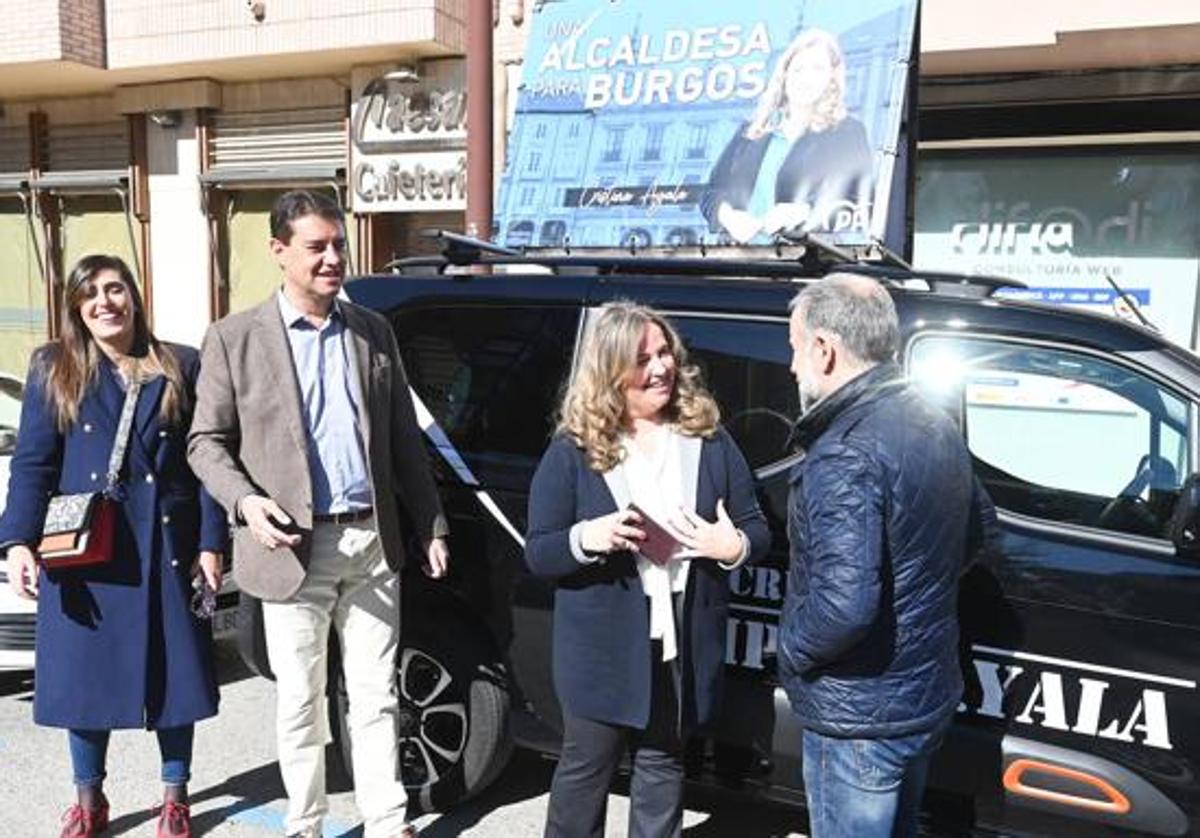 Ayala con la furgoneta de 'Equipo A' el día que constituyeron el Comité de Campaña.