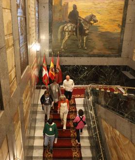 Imagen secundaria 2 - Protesta en el Salón de Plenos para exigir la carrera horizontal para la plantilla del Ayuntamiento de Burgos