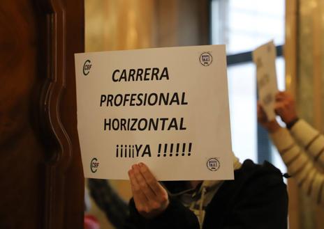 Imagen secundaria 1 - Protesta en el Salón de Plenos para exigir la carrera horizontal para la plantilla del Ayuntamiento de Burgos