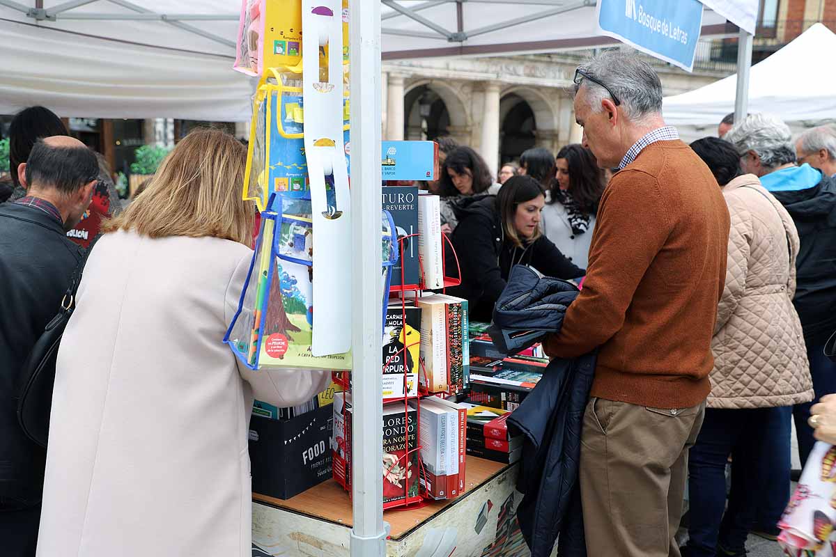 La feria del Día del Libro llena de lectores y literatura la plaza Mayor de Burgos