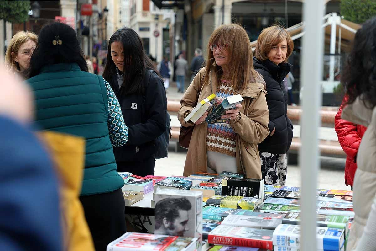 La feria del Día del Libro llena de lectores y literatura la plaza Mayor de Burgos