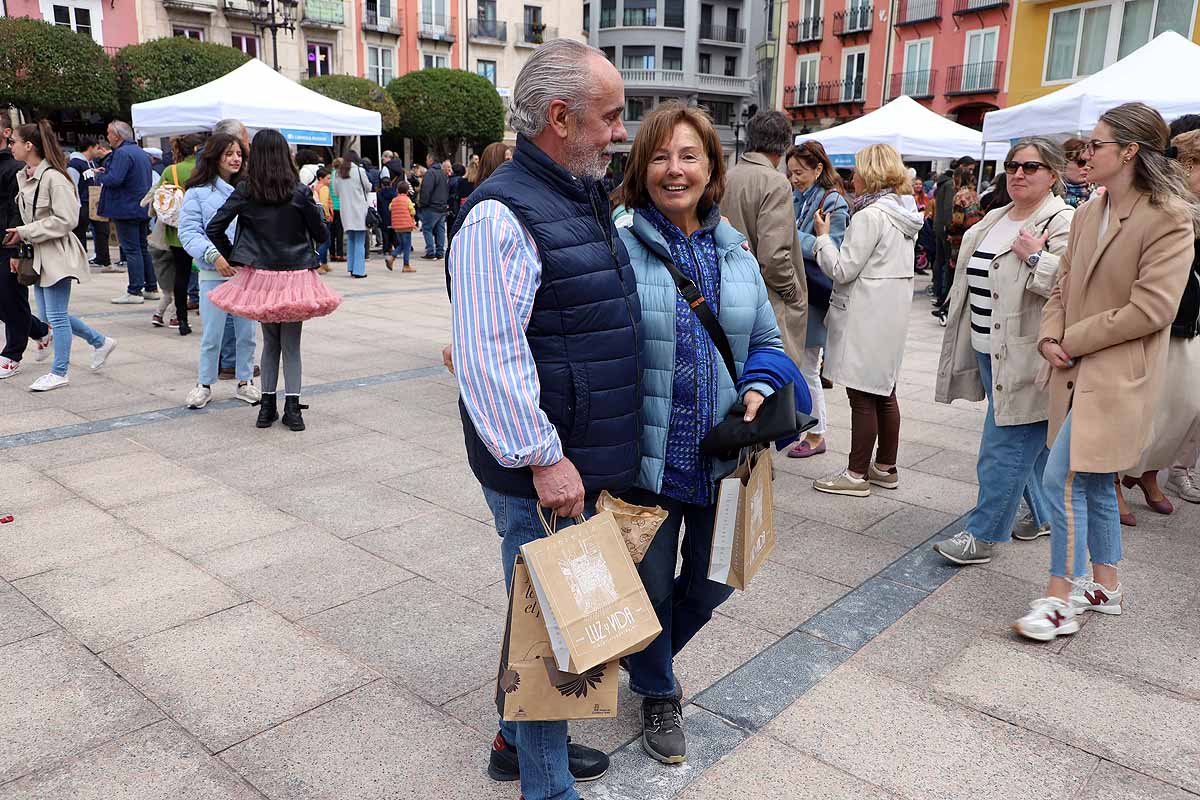 La feria del Día del Libro llena de lectores y literatura la plaza Mayor de Burgos