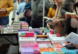 La feria del Día del Libro llena de lectores y literatura la plaza Mayor de Burgos