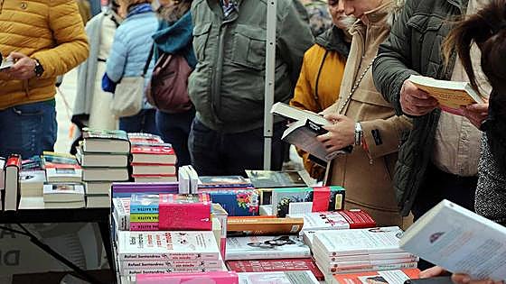 La feria del Día del Libro llena de lectores y literatura la plaza Mayor de Burgos