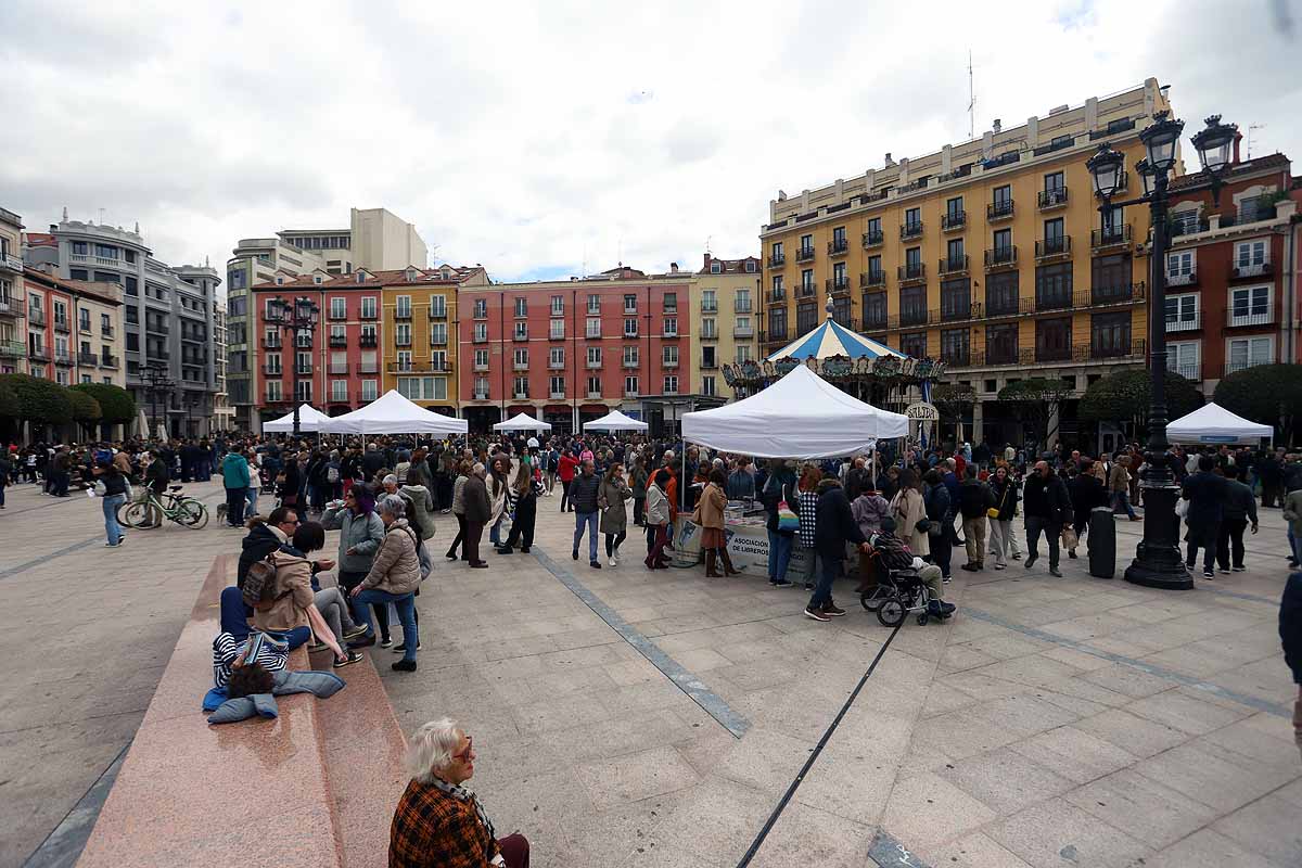 La feria del Día del Libro llena de lectores y literatura la plaza Mayor de Burgos