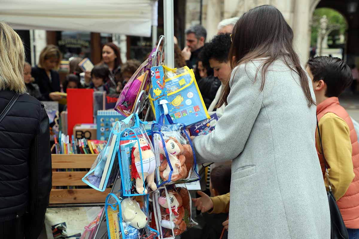 La feria del Día del Libro llena de lectores y literatura la plaza Mayor de Burgos