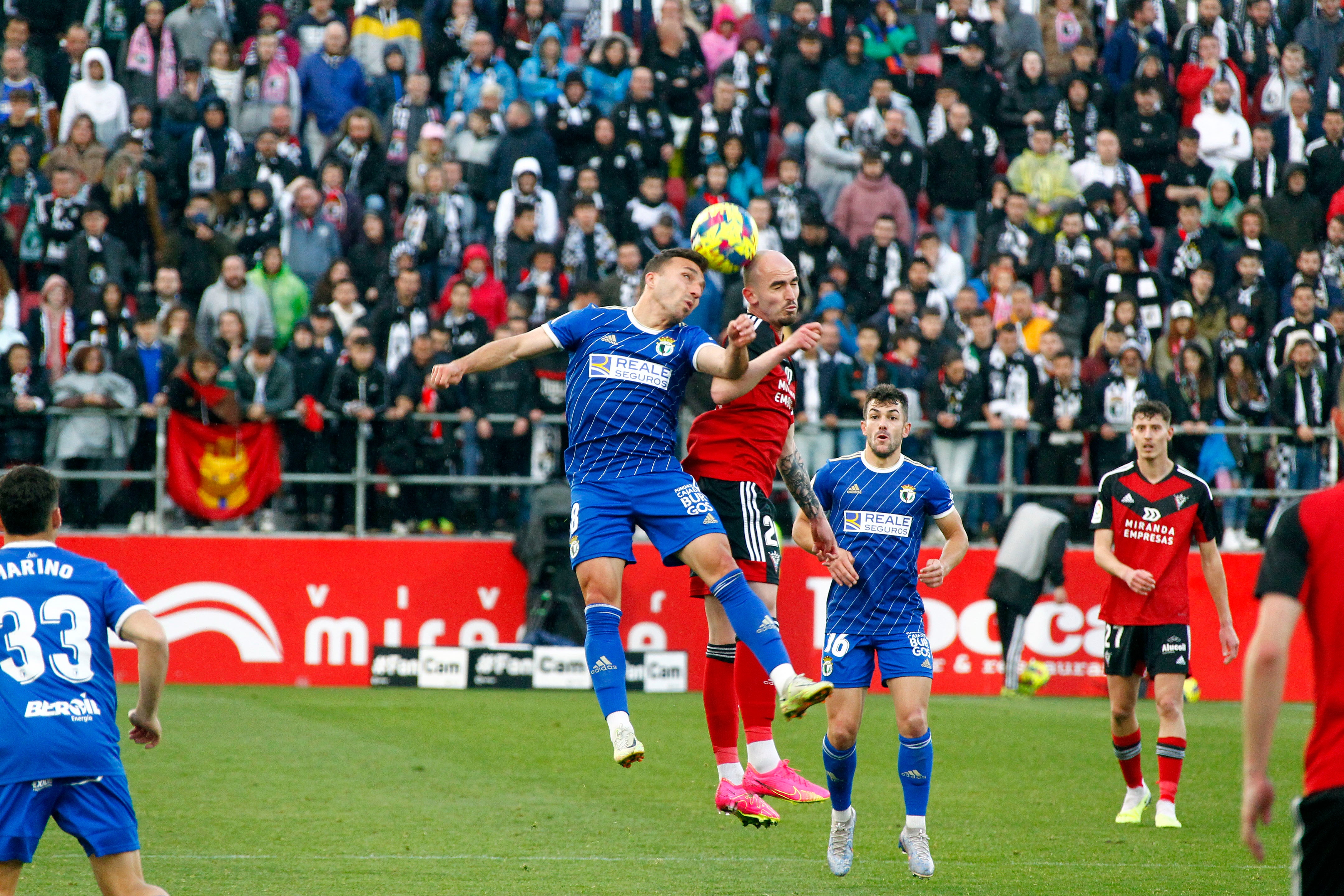 El CD Mirandés se lleva el derbi en Anduva